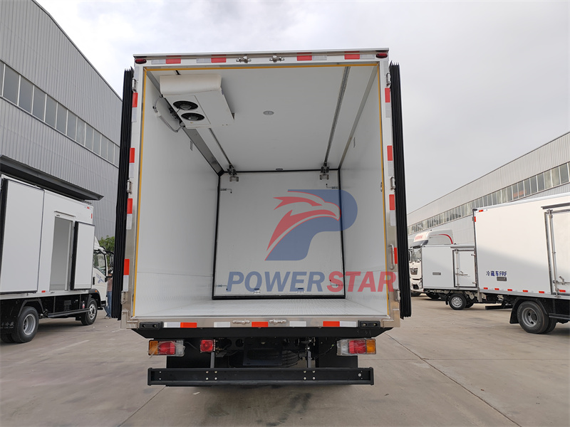 ISUZU Refrigerated Truck with Central Flip Partition
