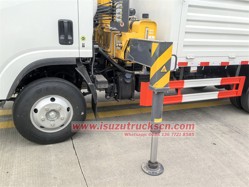 ISUZU NKR vehicle mounted crane
