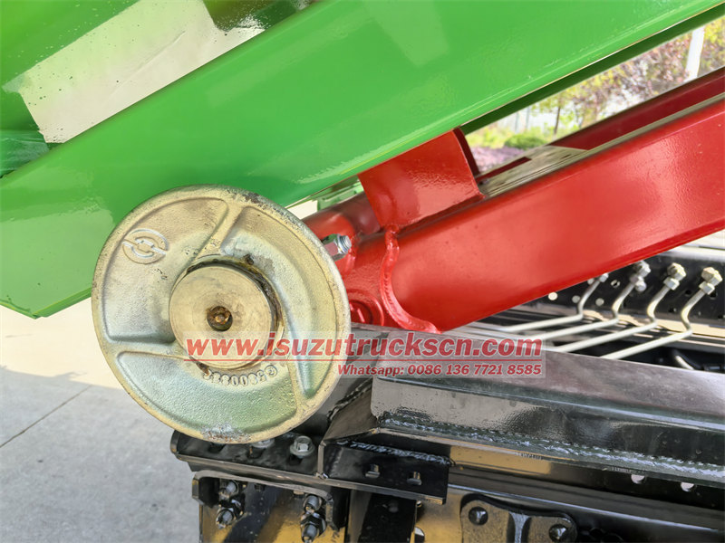 ISUZU KV100 light duty hook loader