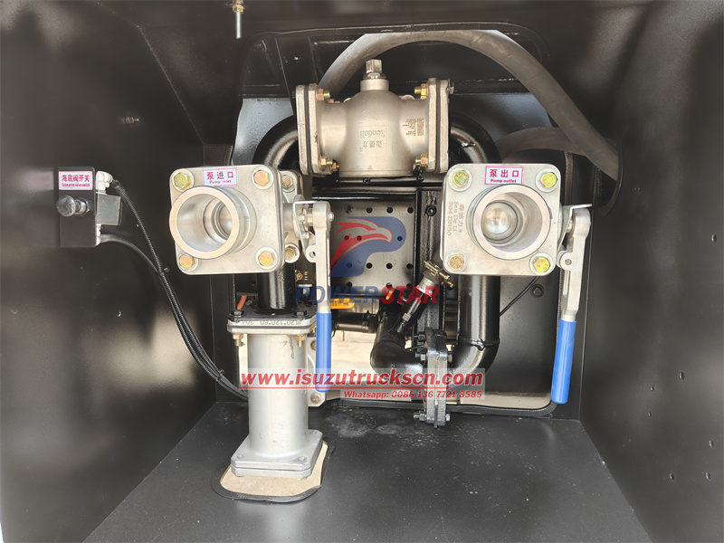 Isuzu NPR 4WD diesel tanker truck with Pump in and out valve