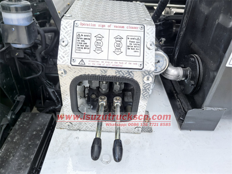 ISUZU light duty vacuum jetting truck