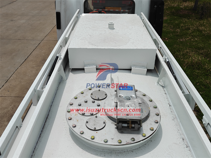 Isuzu NPR 4WD oil tanker truck with EURO manhole