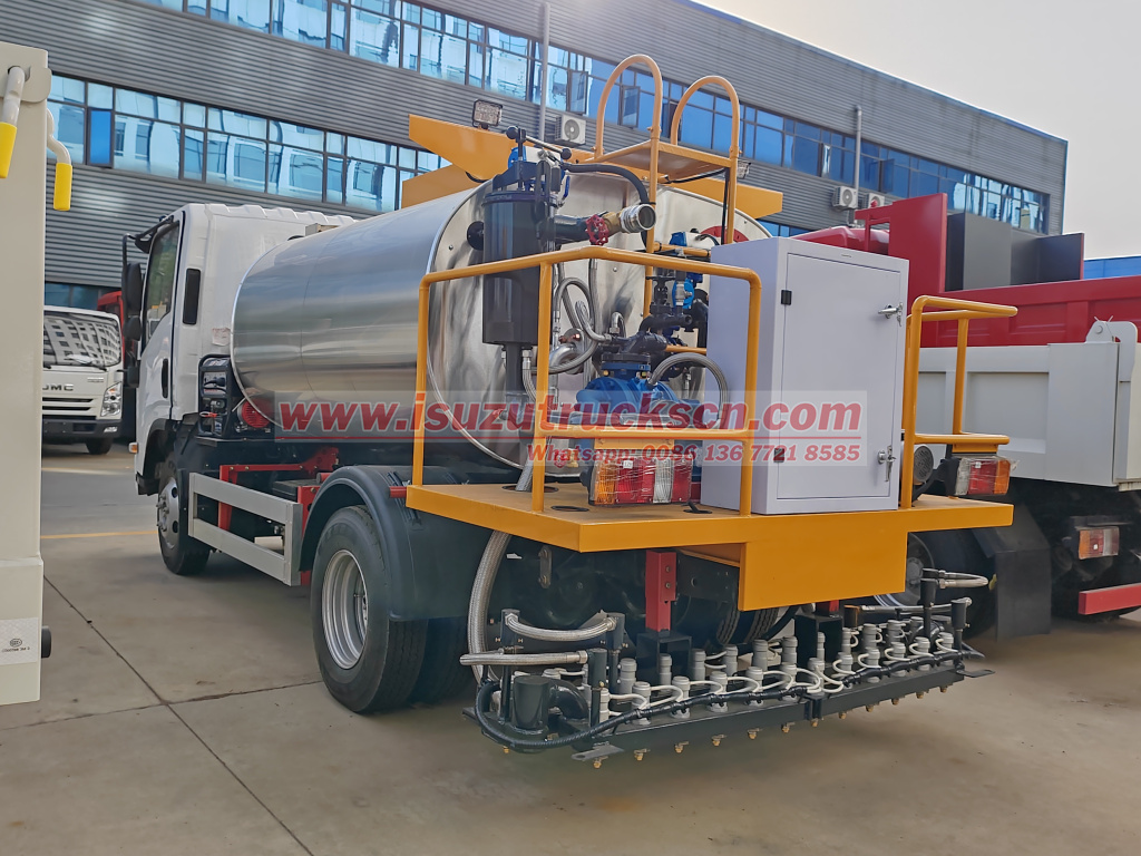 Japan Isuzu Bitumen Spraying Transport 4000L Asphalt Distributor Truck