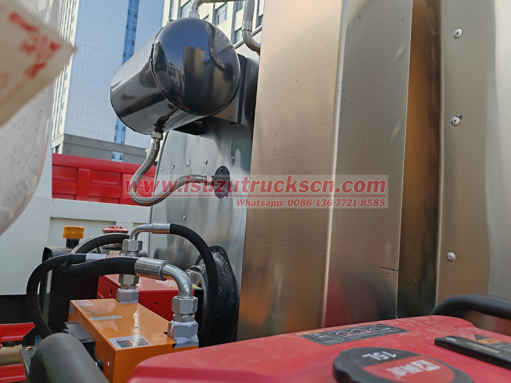 Isuzu KV100 4,000L 4tons Asphalt Distributor Spreader Truck