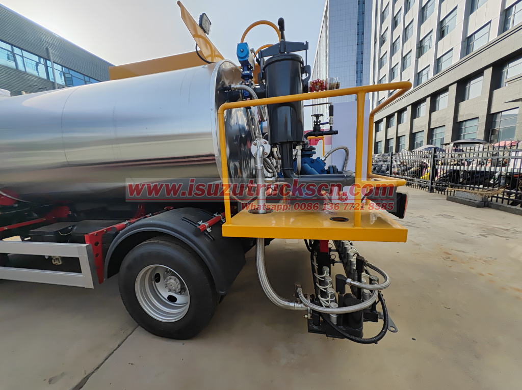 Japan Isuzu Bitumen Spraying Transport 4000L Asphalt Distributor Truck