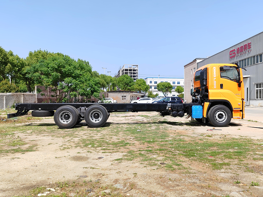 2026 Algeria Isuzu GIGA cab chassis truck pictures price specifications