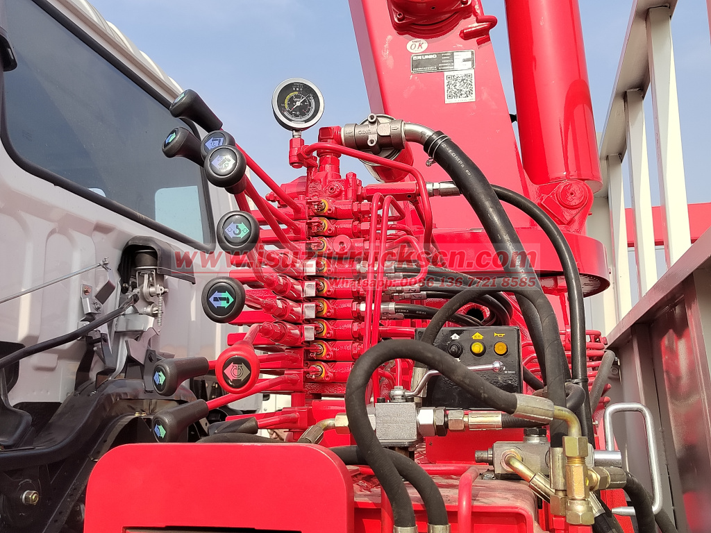 UN Yemen Isuzu off-road service truck with UNIC boom crane