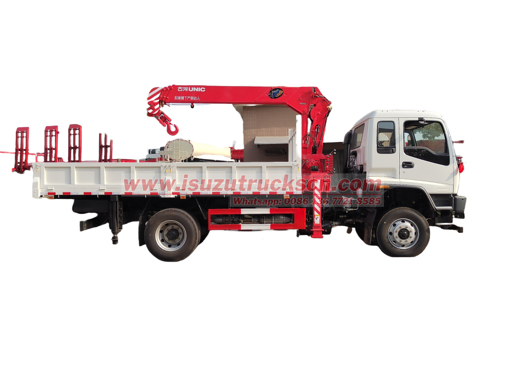 Isuzu off-road service truck with UNIC boom crane