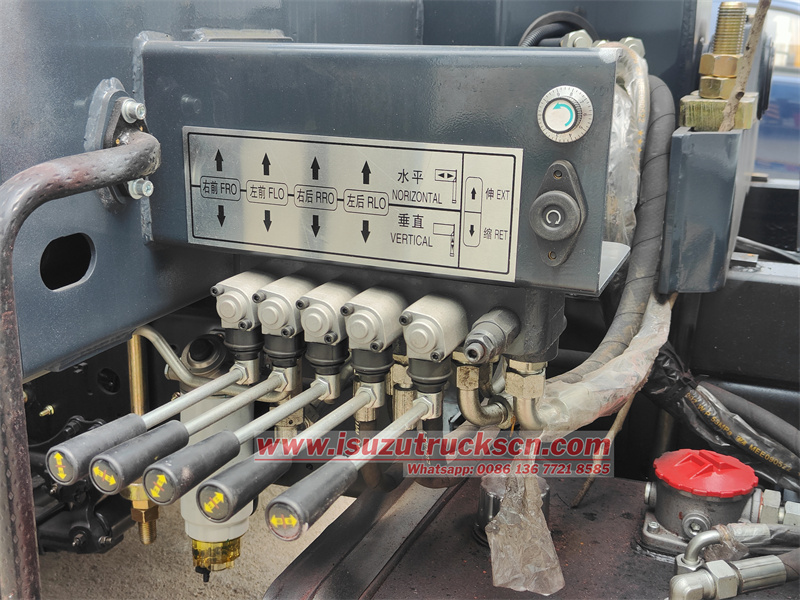 Isuzu GIGA 6 wheeler truck with 8T telescopic crane