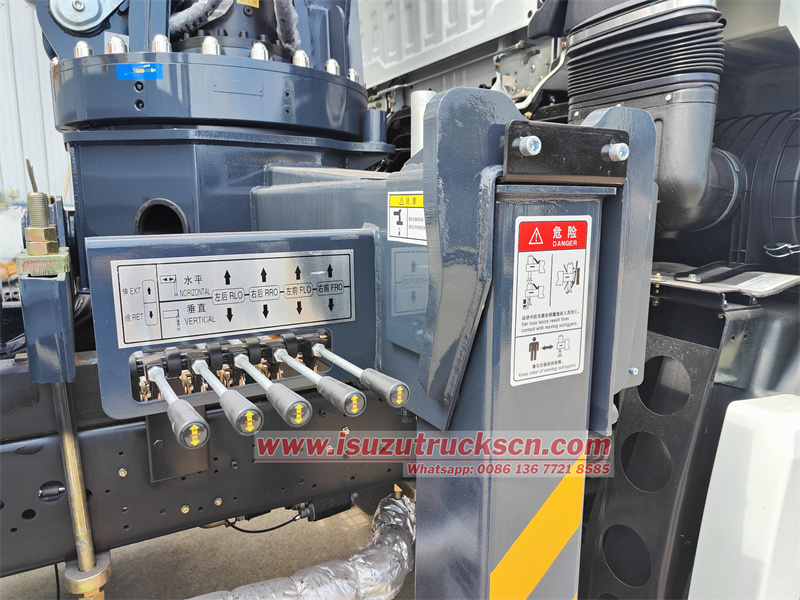 Isuzu GIGA 6 wheeler truck with 8T telescopic crane