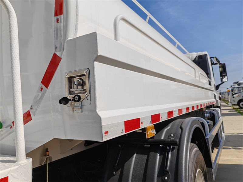 Isuzu FTR GIGA 10cbm water spray truck