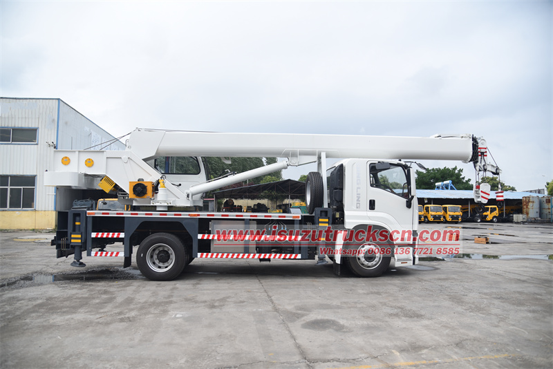 Isuzu FTR heavy telescopic truck crane