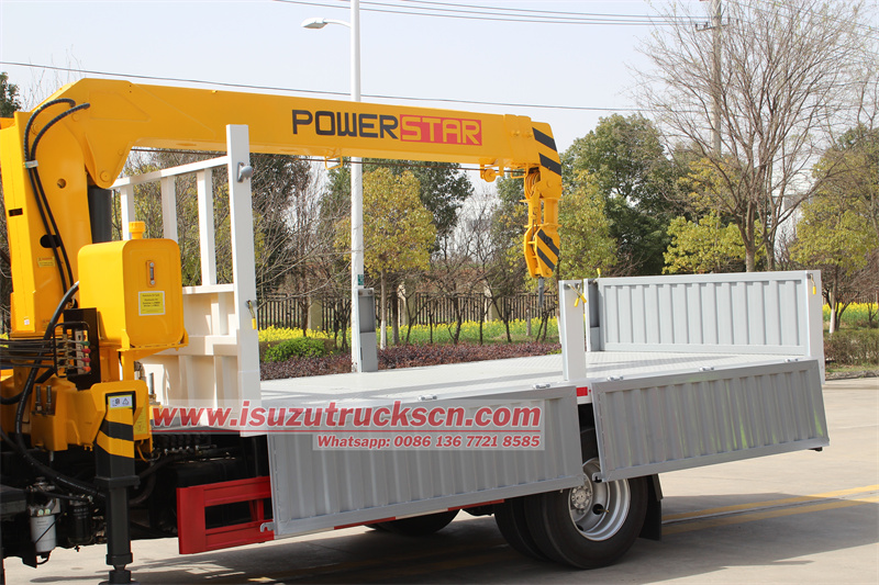 Isuzu 700P 5T boom crane with RHD cabin