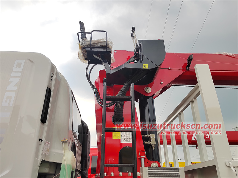 Isuzu GIGA XCMG GSQS400-4 crane truck
