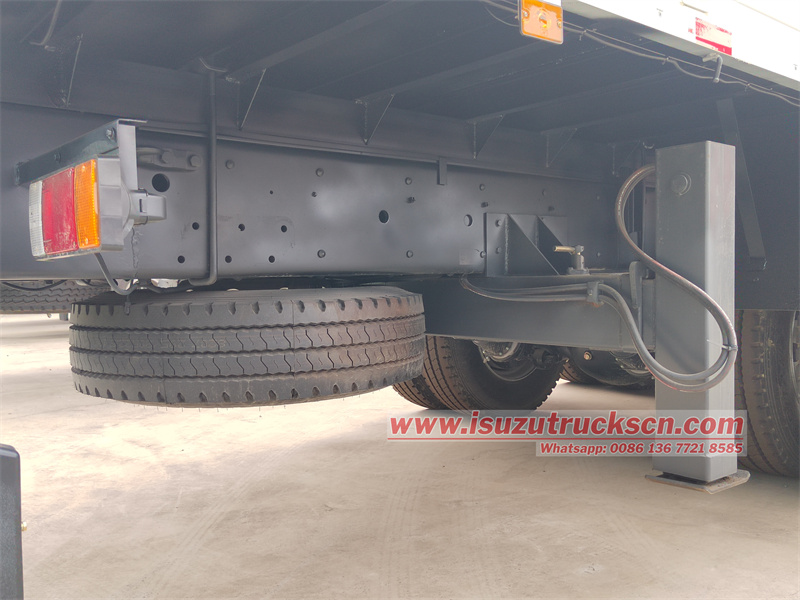 Isuzu GIGA XCMG GSQS400-4 crane truck