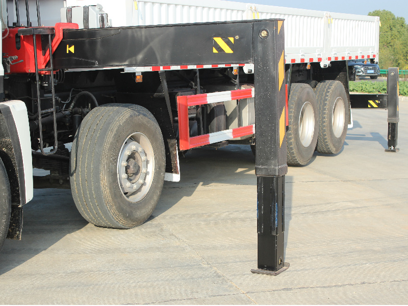 Isuzu stiff boom crane truck with front and rear hydraulic legs