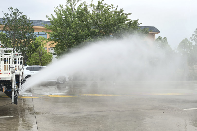 Isuzu water tanker truck