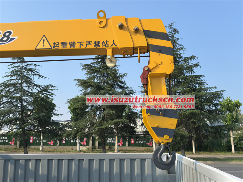 Isuzu 3tons telescopic crane truck 