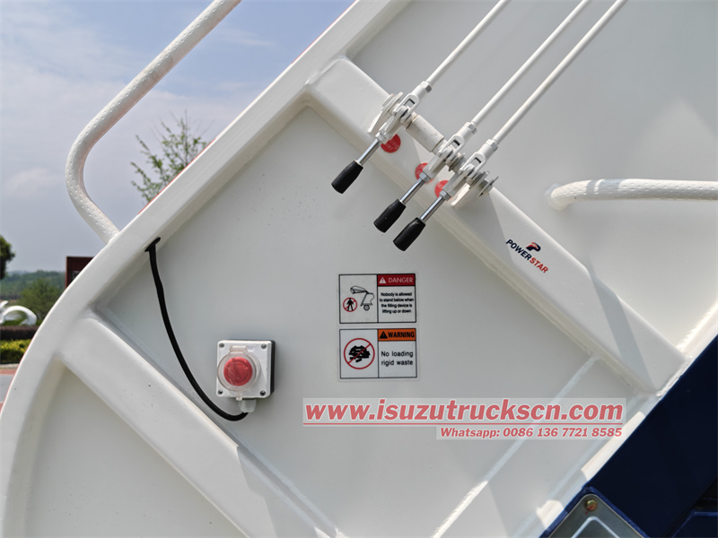 Manual operation lever on the right side of the tailgate