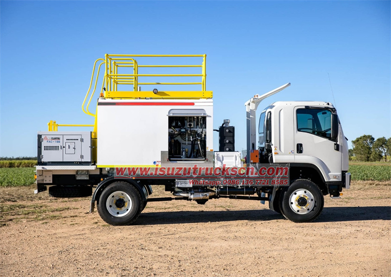 Isuzu 700P 4x4 off-road diesel tanker service truck