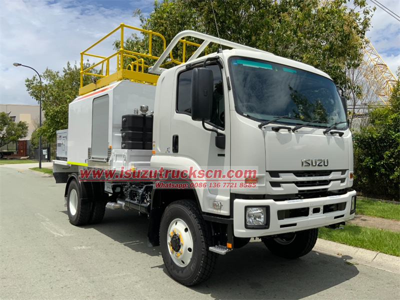 Isuzu 700P 4x4 off-road diesel tanker service truck