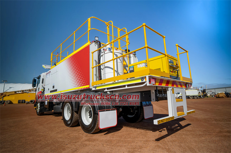 Isuzu 6x4 15000L utility mobile lube service truck