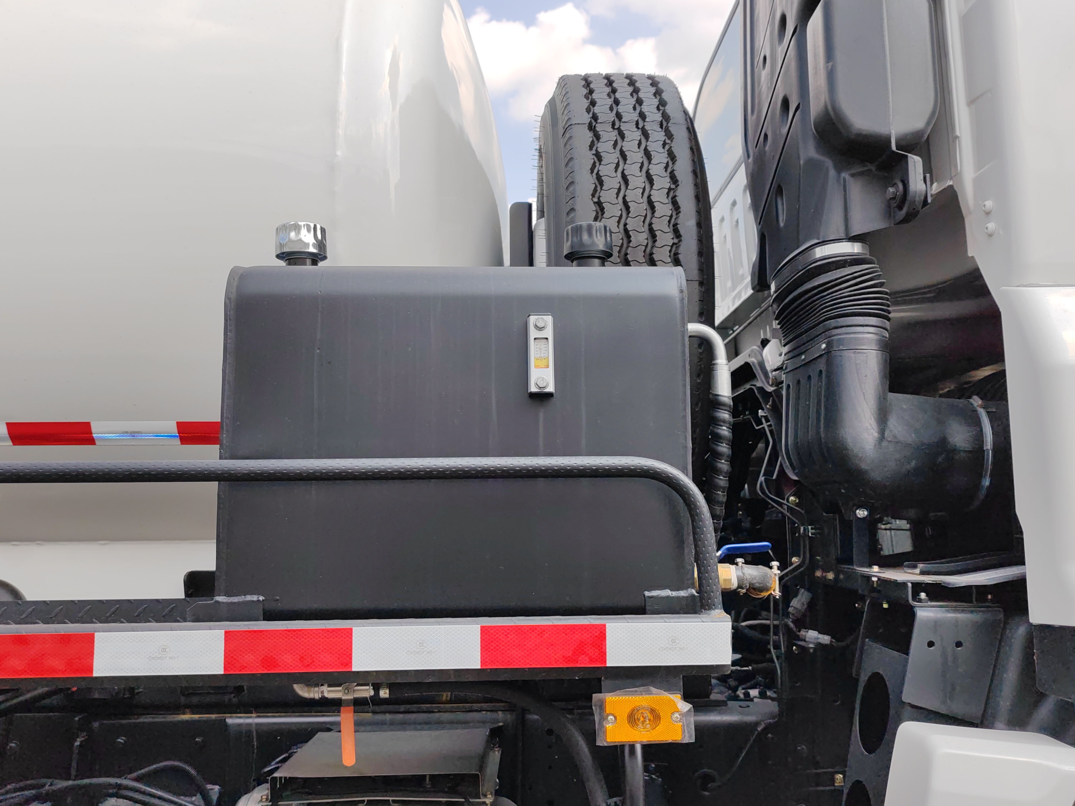 Hydraulic oil tank, spare tire