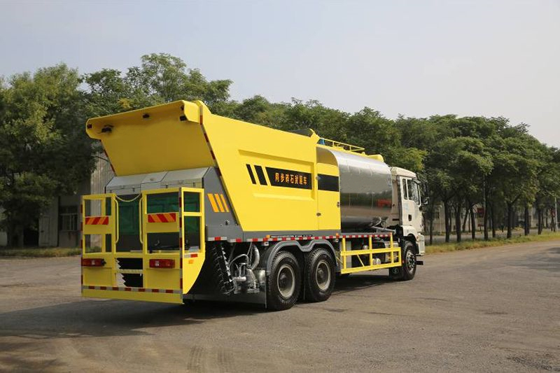 Isuzu FVZ GIGA Synchro Chip Seal Truck