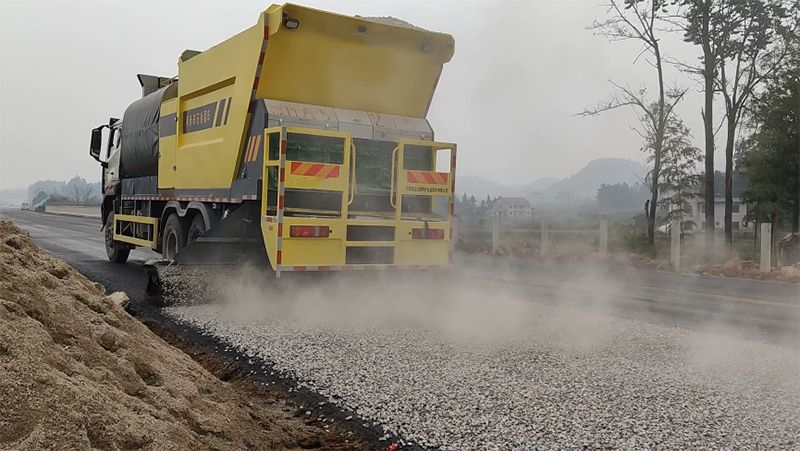 Isuzu GIGA 6x4 synchronous chip sealer truck 