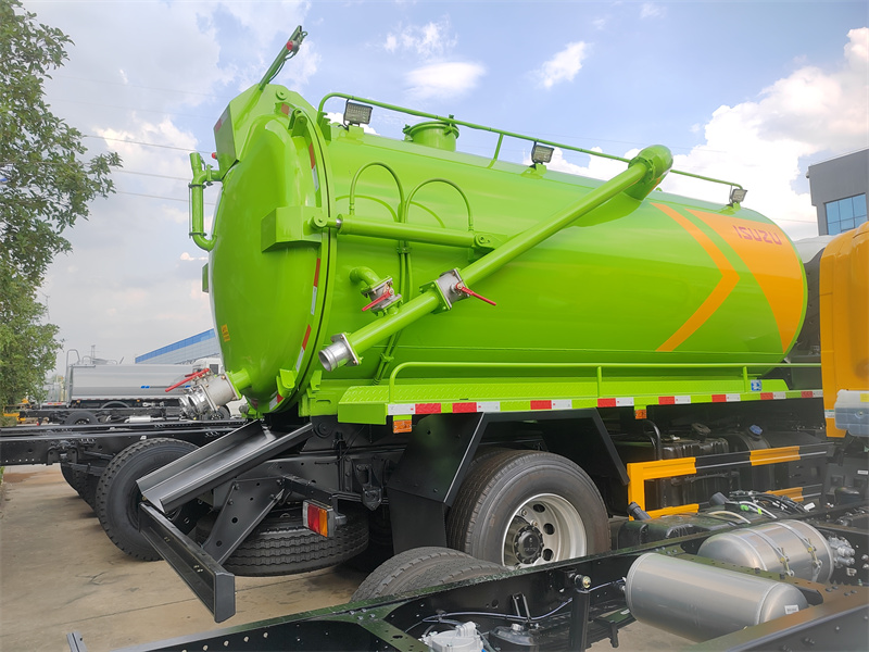 Isuzu 12000 liters septic tanker truck