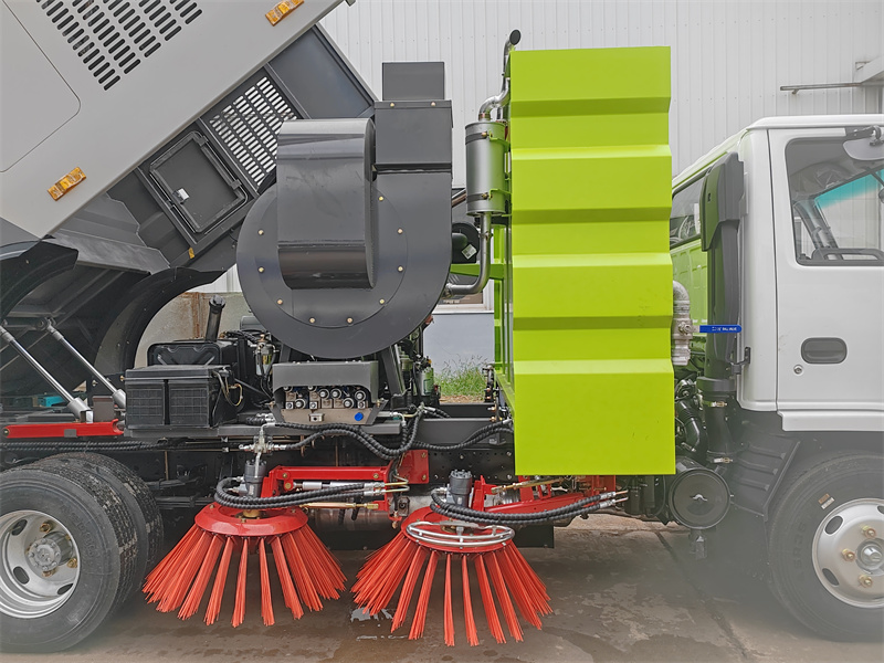 Isuzu brand 100P 4cbm dry vacuum cleaner sweeper truck.