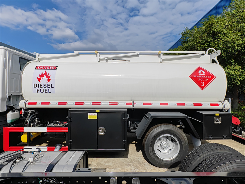 Brand New Isuzu ELF 4000 Liters Refuel Tanker Truck