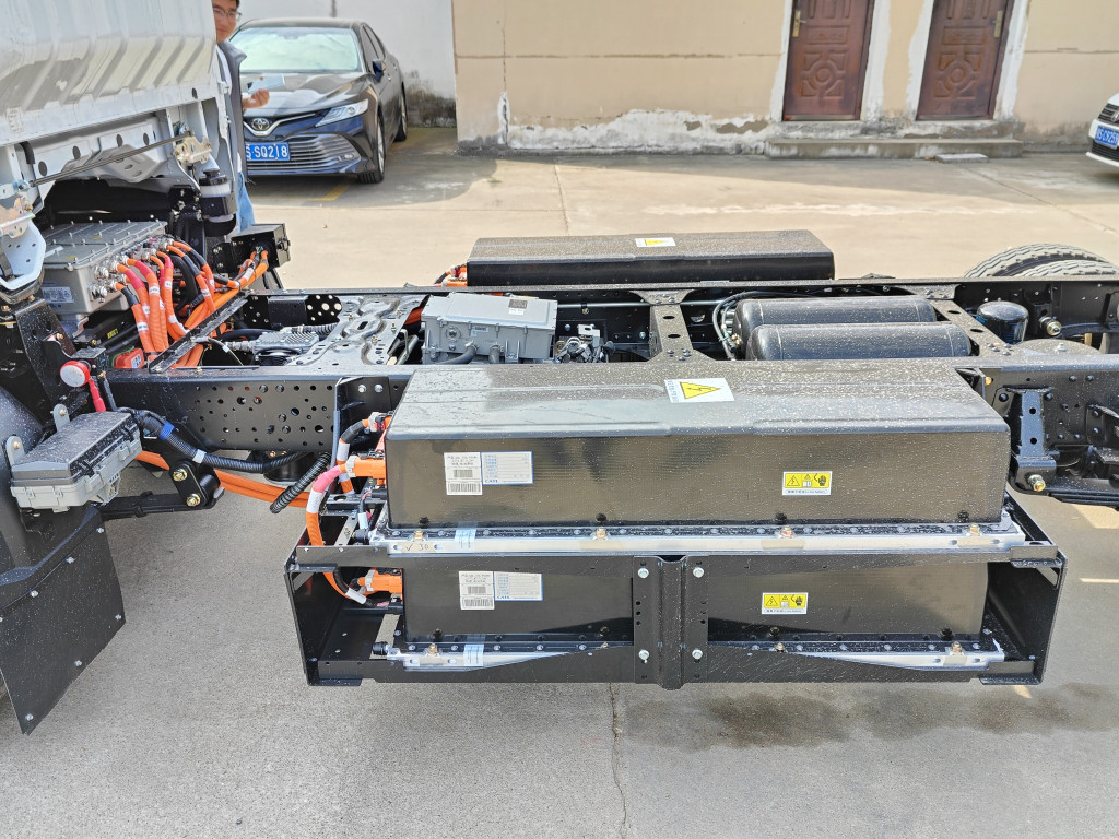 Isuzu EVM600 Electric Flatbed Truck with platform