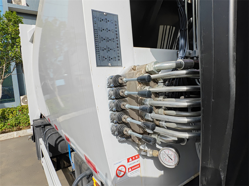 ISUZU NKR 7cbm dumpster compactor truck