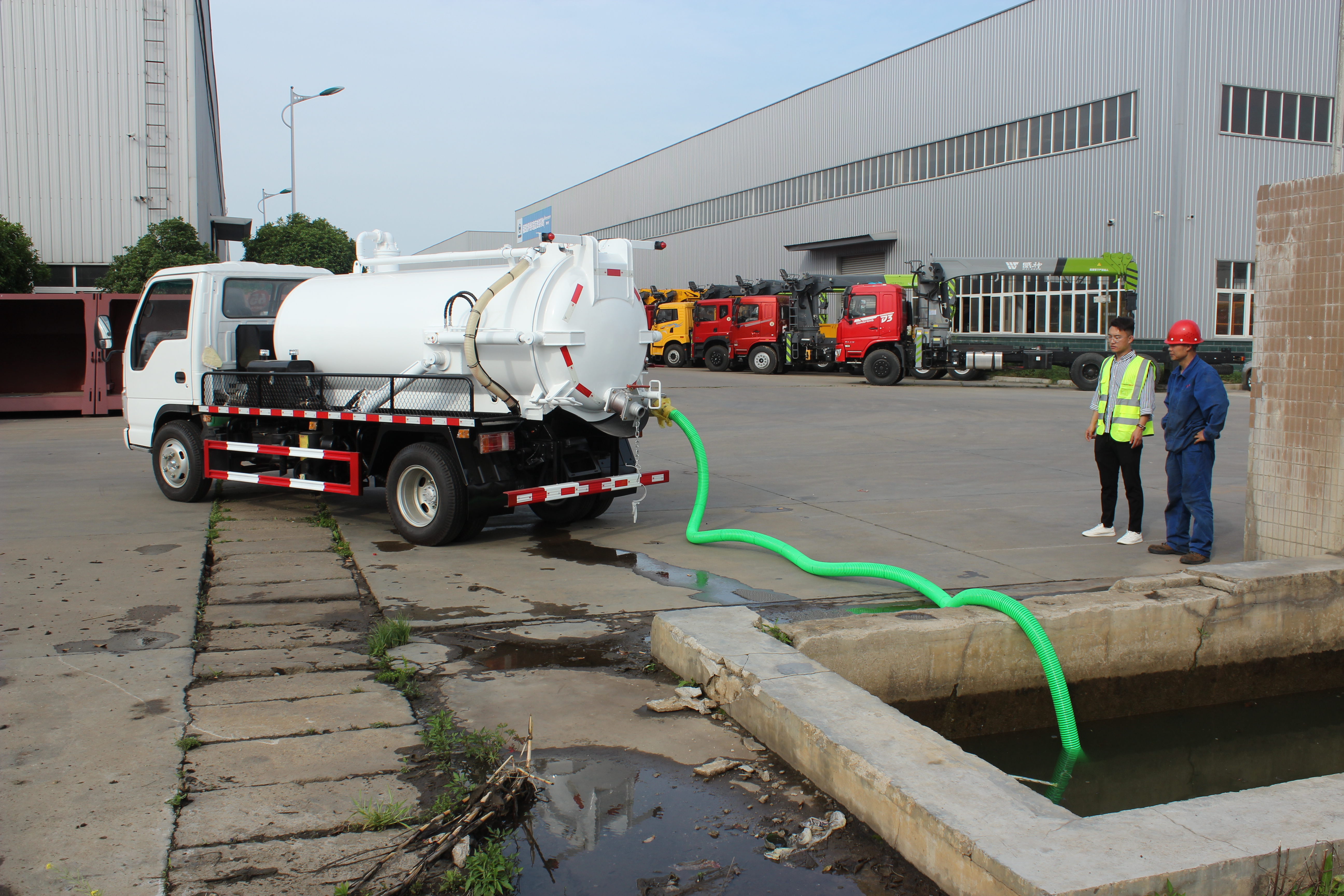 8000L vacuum pump tanker truck Isuzu