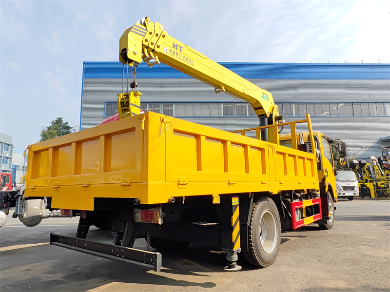Isuzu 700P 7T boom crane with RHD cabin