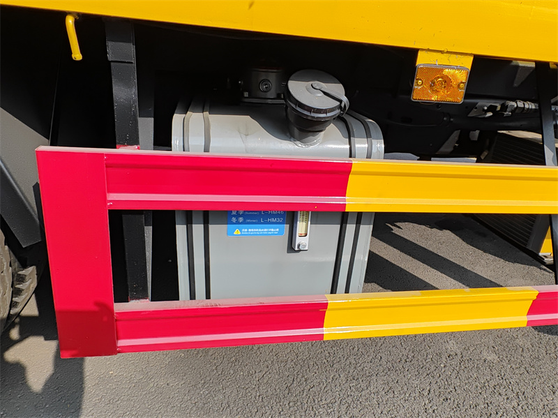 hydraulic oil tank