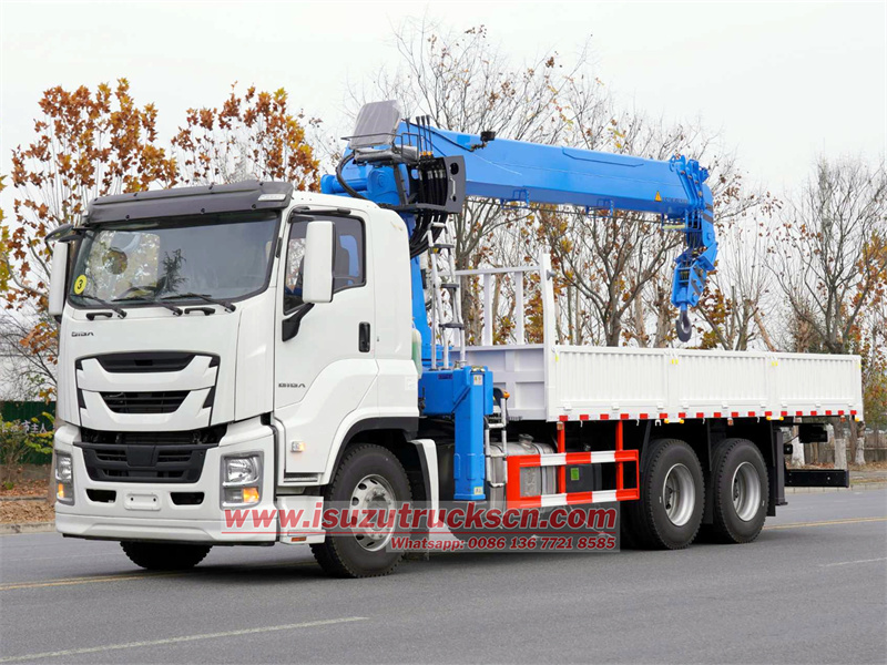 Isuzu FTR cargo truck with 10tons crane