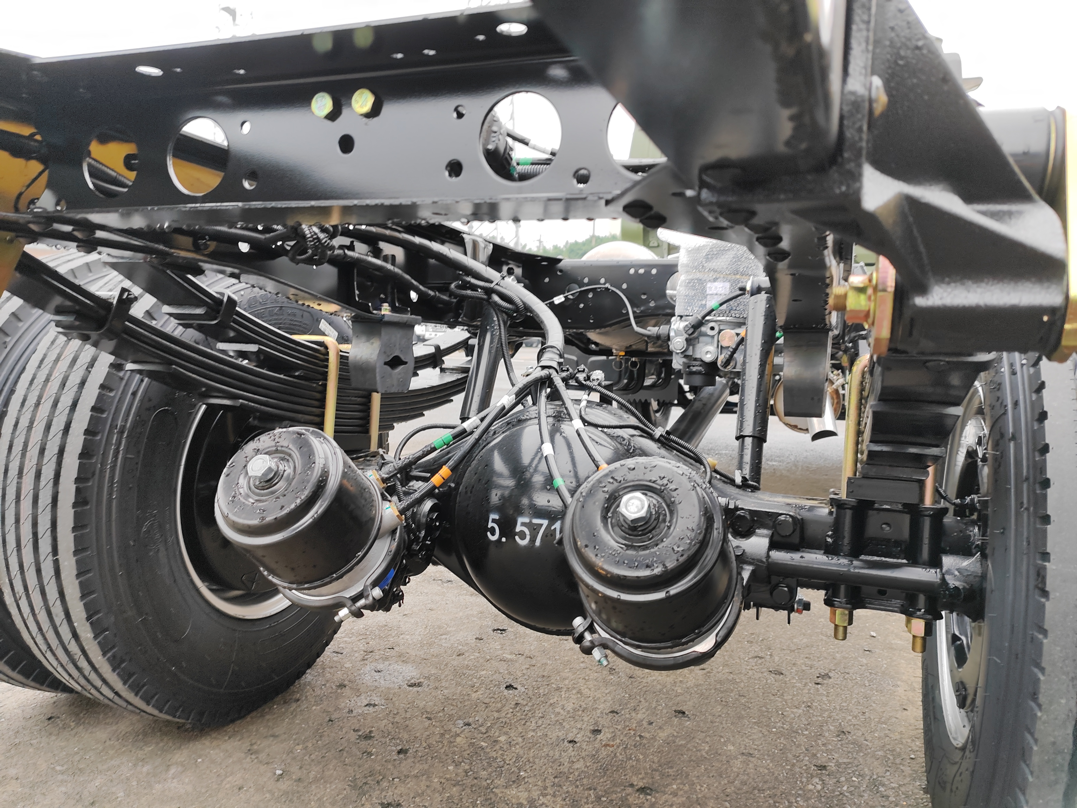 Isuzu NKR 100P chassis truck