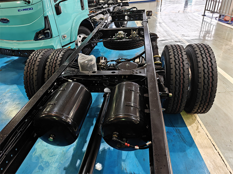 Isuzu KV800 medium truck chassis
