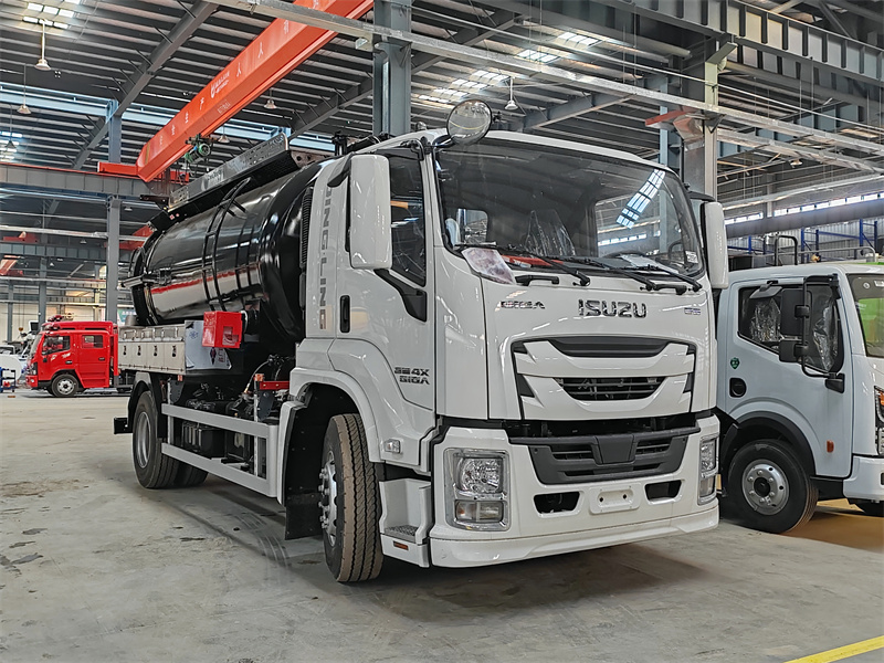 Isuzu FTR GIGA 15cbm sewage suction truck
