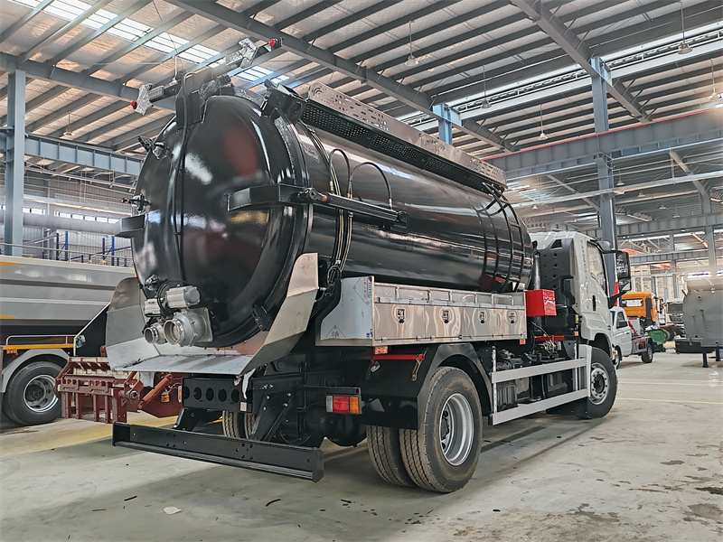 Isuzu septic tank pumper truck 15000L