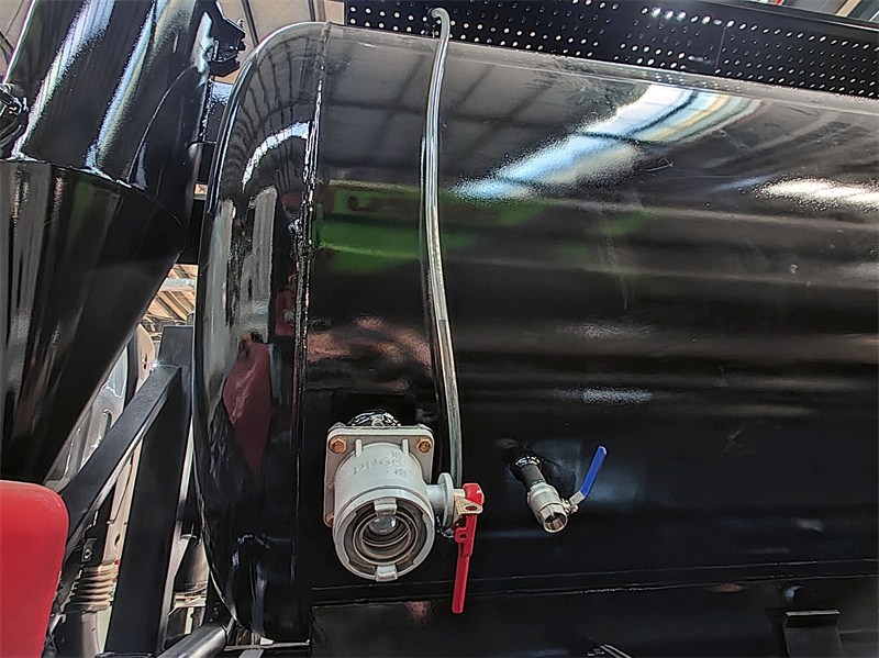 Isuzu septic pumper tank truck 8000L