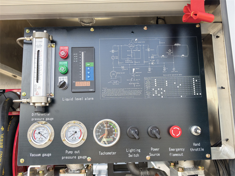 Isuzu 10 m&sup3; fuel refueling truck for the airport