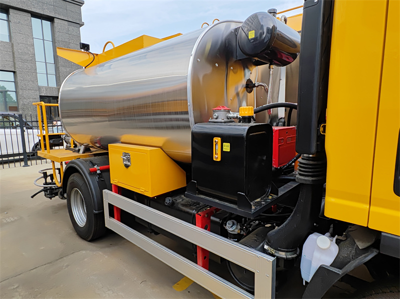 ISUZU 4000L bitumen distributor truck