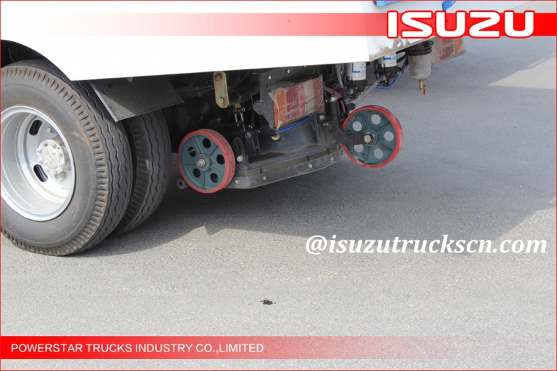 Japanese 5cbm Isuzu Street Sweeping Garbage Truck for sale