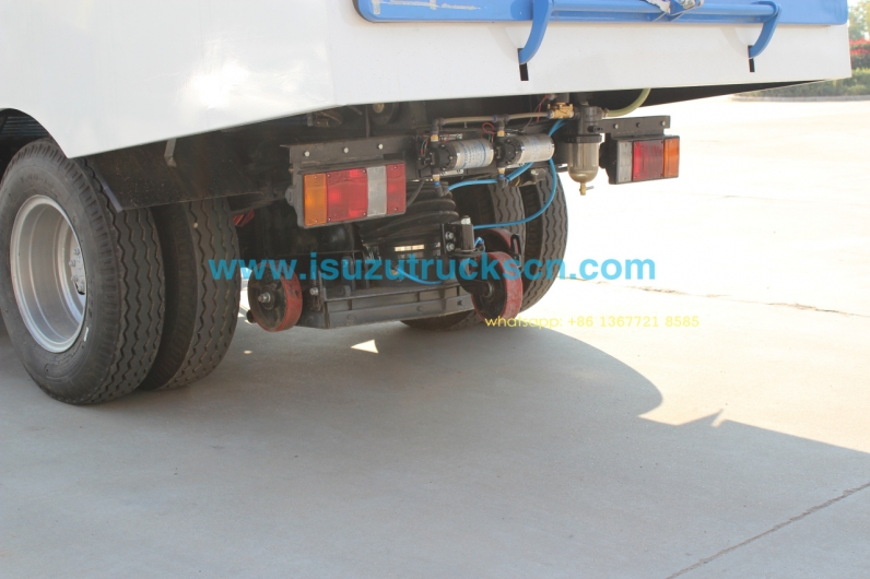 low price of ISUZU NKR 3cbm-5cbm Isuzu Road Sweeping Vehicle