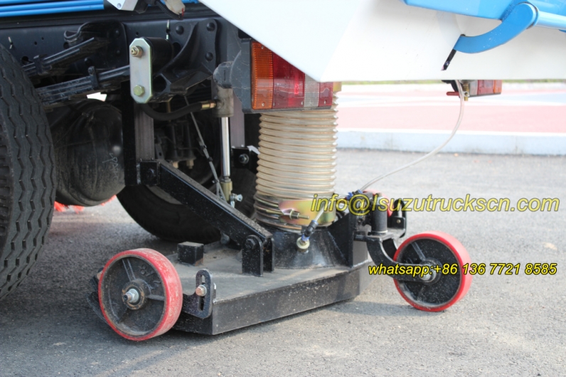 Isuzu 5000liters dust van street cleaning vehicle