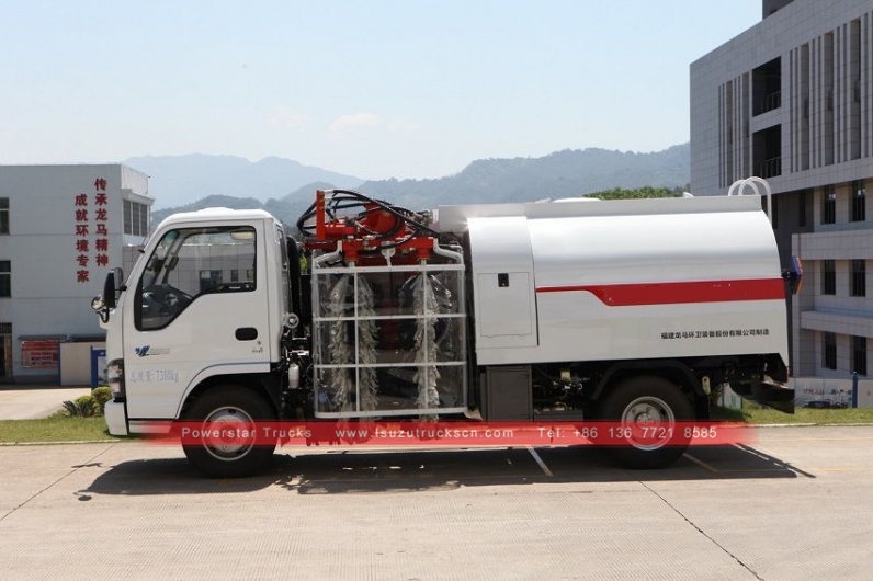 ISUZU High efficiency smart street Guardrail cleaning vehicle Guardrail washing Trucks