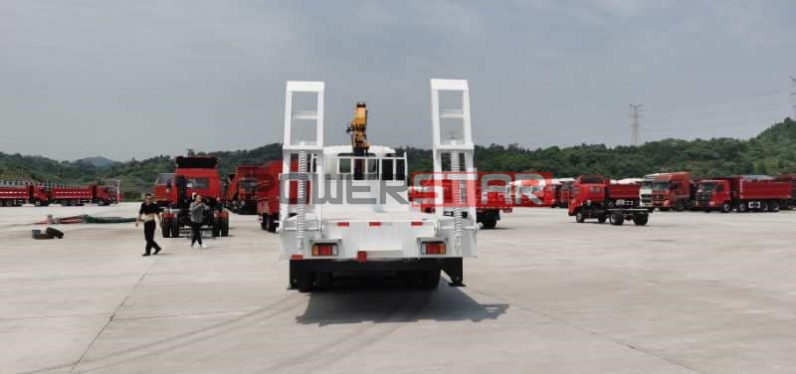 ISUZU Flatbed Truck for Excavator Transport